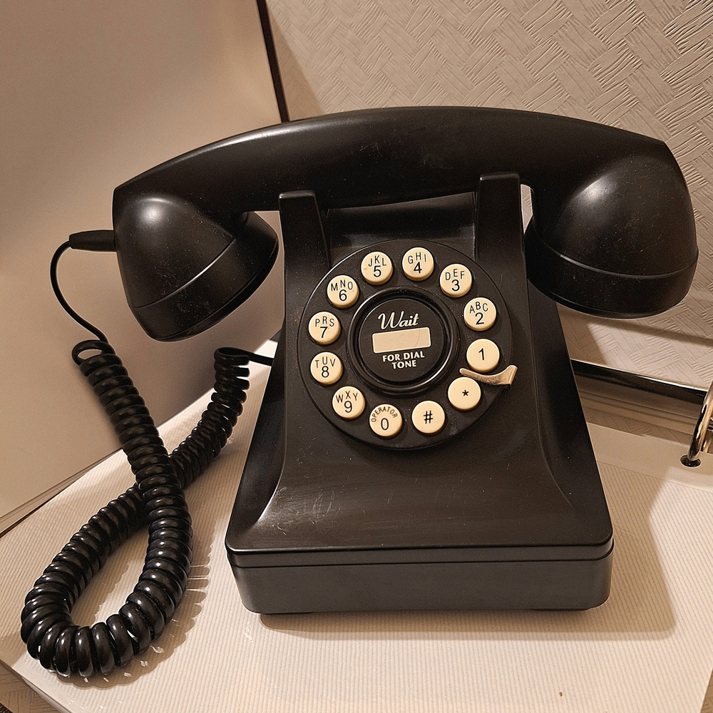 Black Retro Rotary Dial Telephone